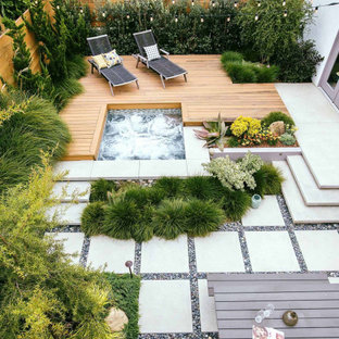 Immagine di una terrazza design di medie dimensioni e dietro casa con nessuna copertura