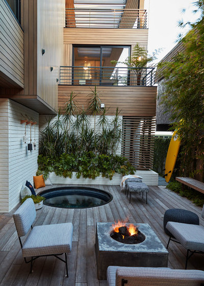 Contemporary Deck by Michael Lee Architects