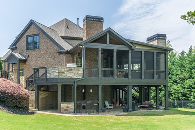 Ejemplo de terraza de estilo americano grande en patio trasero con cocina exterior