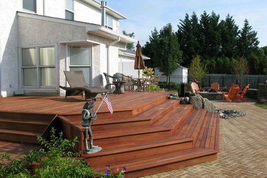 Example of a mid-sized minimalist backyard deck design in Newark