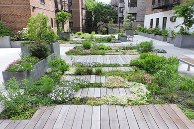 ニューヨークにあるコンテンポラリースタイルのおしゃれな屋上庭園の写真