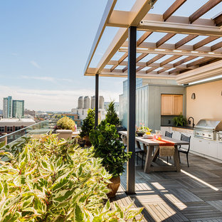 Esempio di una terrazza contemporanea sul tetto e sul tetto con una pergola