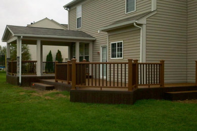 Diseño de terraza moderna de tamaño medio en patio trasero y anexo de casas