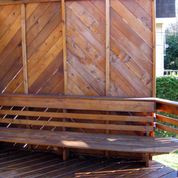 Small deck with privacy screen