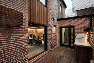 Mittelgroße, Unbedeckte Moderne Terrasse neben dem Haus mit Outdoor-Küche in Baltimore