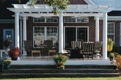 Источник вдохновения для домашнего уюта: большая пергола на террасе на заднем дворе в классическом стиле