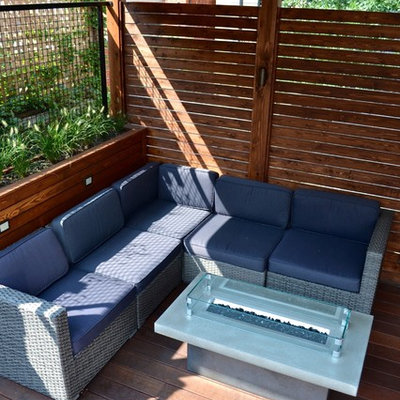 Mid-sized minimalist rooftop outdoor kitchen deck photo in Chicago with an awning
