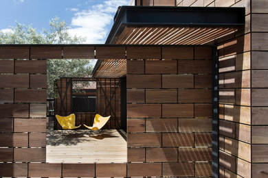 Photo of a contemporary terrace in Melbourne with a pergola.