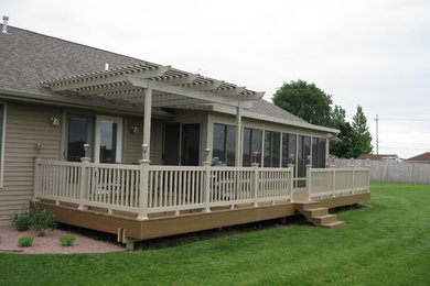 Diseño de terraza clásica en patio trasero con pérgola