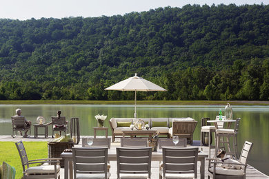 Idée de décoration pour une terrasse arrière tradition avec aucune couverture.