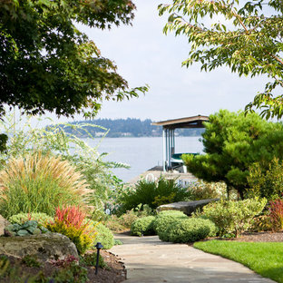 Foto di una terrazza chic di medie dimensioni e dietro casa con un pontile e una pergola