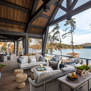 Immagine di una grande terrazza stile rurale dietro casa con un focolare e un tetto a sbalzo