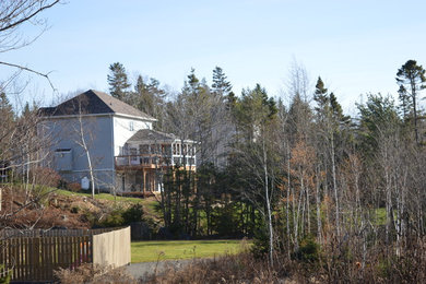 Idéer för en stor modern terrass på baksidan av huset, med takförlängning
