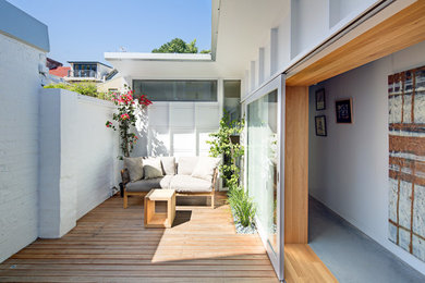 Exemple d'une petite terrasse moderne.