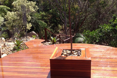 シドニーにある高級な広いコンテンポラリースタイルのおしゃれな裏庭のデッキ (日よけなし) の写真
