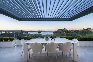 Inspiration för stora moderna terrasser på baksidan av huset, med en pergola