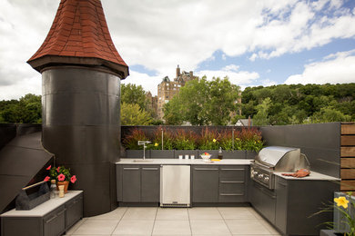 Cette photo montre un toit terrasse chic de taille moyenne avec une cuisine d'été et aucune couverture.