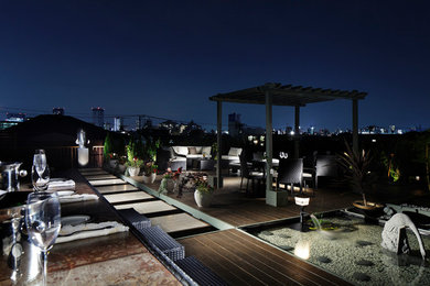 Foto de terraza asiática grande en azotea con pérgola