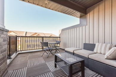 Ejemplo de terraza contemporánea pequeña en azotea y anexo de casas