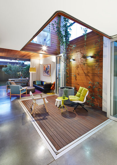 Contemporary Deck by elaine richardson architect