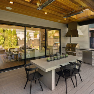 Esempio di una grande terrazza country dietro casa con un tetto a sbalzo