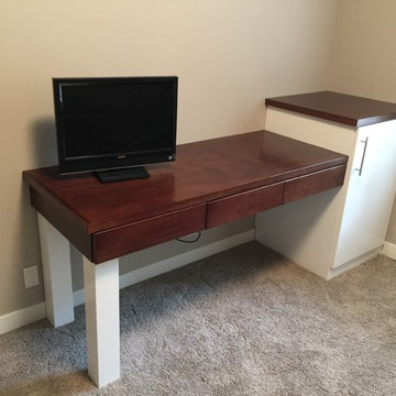 This modern custom made desk  Elegance and beauty and brings it right into