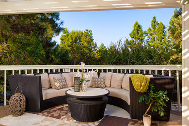 Example of a trendy deck design in San Diego