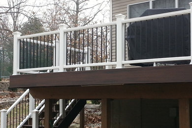 Modelo de terraza de estilo americano de tamaño medio sin cubierta en patio trasero