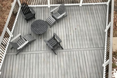 Deck - contemporary deck idea in Milwaukee