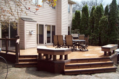 Ejemplo de terraza tradicional renovada de tamaño medio sin cubierta en patio trasero con brasero