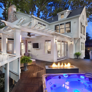 Foto di una grande terrazza chic dietro casa con un focolare e una pergola