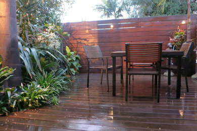 Пример оригинального дизайна: маленькая терраса на заднем дворе в стиле модернизм с навесом для на участке и в саду