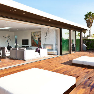 Inspiration for a large modern deck remodel in Los Angeles with no cover