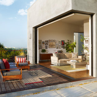 Immagine di una grande terrazza design dietro casa con nessuna copertura