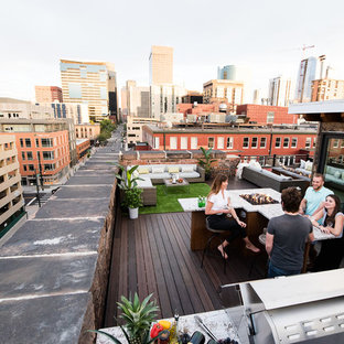Ispirazione per una terrazza contemporanea sul tetto e sul tetto con un focolare e nessuna copertura