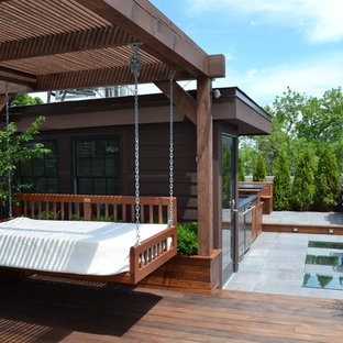 Foto di una grande terrazza design sul tetto e sul tetto con una pergola