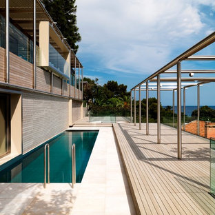 Idee per una grande terrazza minimal dietro casa con una pergola
