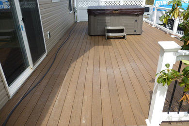 Example of a mid-sized classic backyard deck design in Baltimore