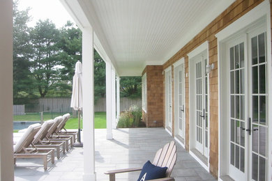 Klassisk inredning av en mellanstor terrass på baksidan av huset