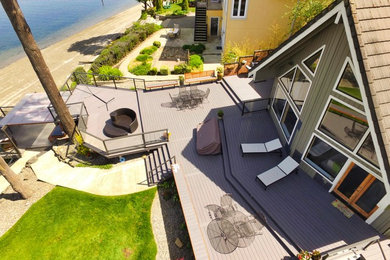 На фото: огромная терраса на заднем дворе в морском стиле без защиты от солнца с