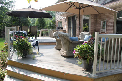 Transitional deck photo in Toronto