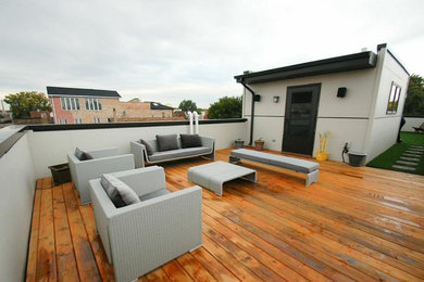 Deck - mid-sized modern rooftop deck idea in Chicago with no cover