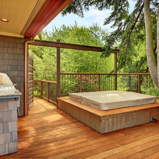 Ispirazione per una terrazza stile americano con un tetto a sbalzo