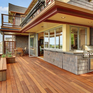 Idee per una terrazza stile americano con un tetto a sbalzo