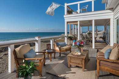 Ispirazione per una terrazza stile marinaro di medie dimensioni e dietro casa con fontane e una pergola