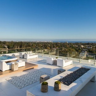 Foto di un'ampia terrazza contemporanea sul tetto e sul tetto con un focolare e nessuna copertura
