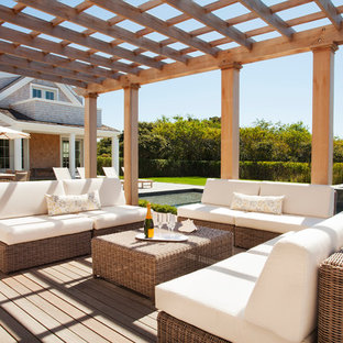Ispirazione per una terrazza tradizionale dietro casa con una pergola