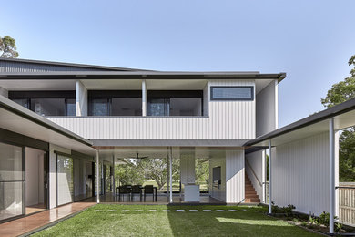 Diseño de terraza contemporánea grande en anexo de casas con cocina exterior