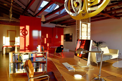 Foto de despacho contemporáneo grande sin chimenea con paredes blancas, suelo de madera clara y escritorio independiente