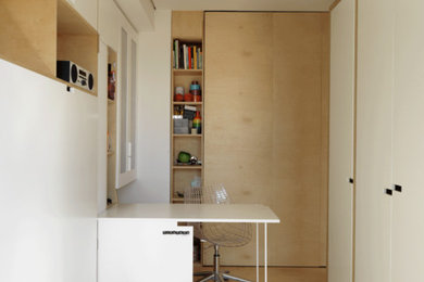 Modelo de despacho escandinavo de tamaño medio con paredes blancas y suelo de madera en tonos medios